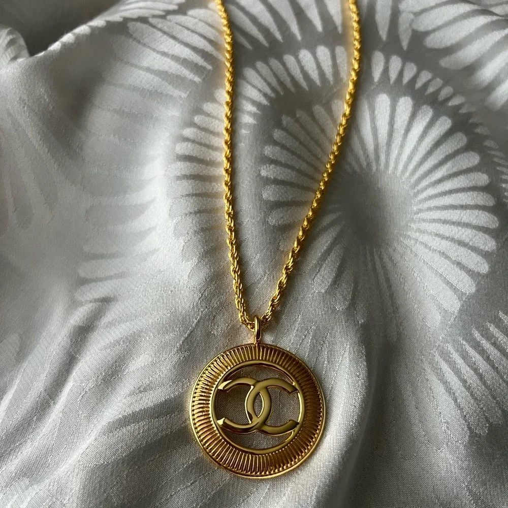 Large Vintage Round CC Chanel Necklace - Picture 8 of 11
